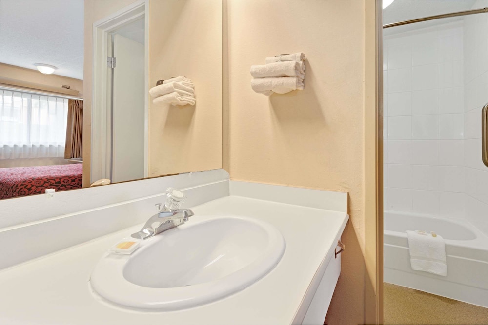 Days Inn by Wyndham Overland Park Metcalf Convention Center - photo 12