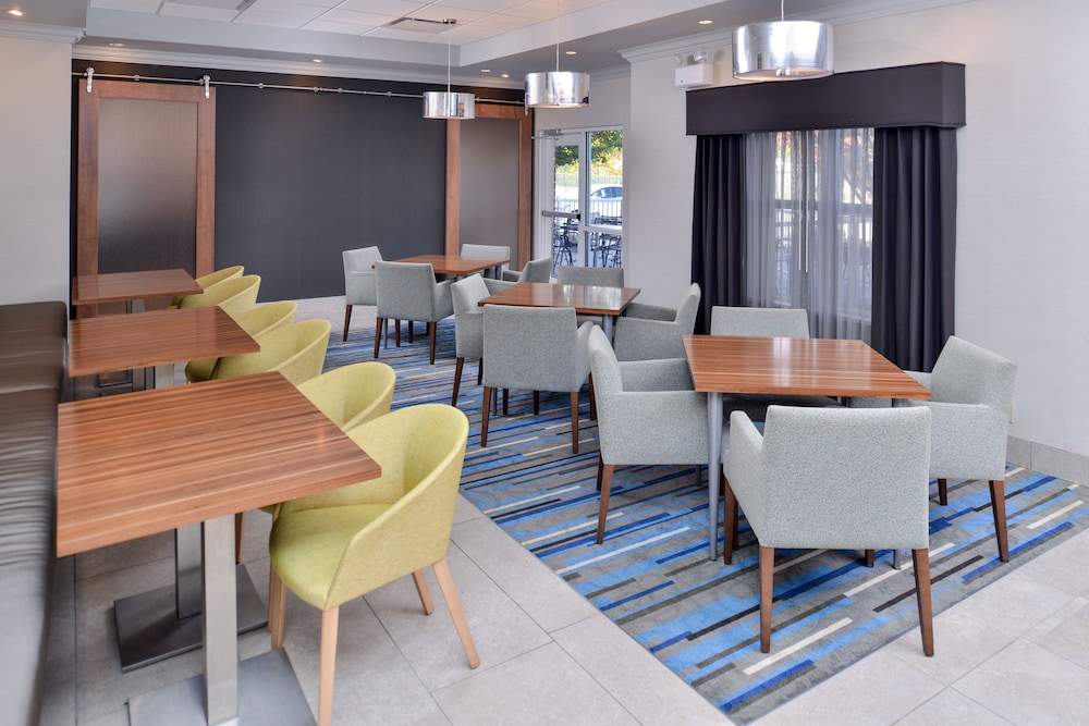 Holiday Inn Express St. Louis West O'Fallon by IHG - photo 50