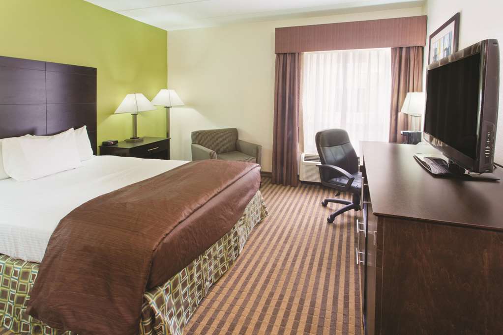 La Quinta Inn & Suites by Wyndham Columbus Grove City - photo 19
