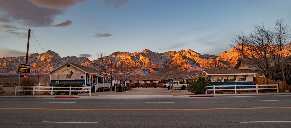 Mt Williamson Motel and Basecamp - carbon neutral hotel in Independence