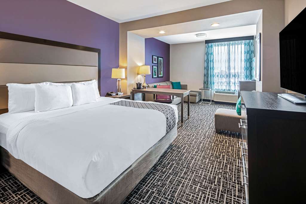 La Quinta Inn & Suites by Wyndham McAllen La Plaza Mall - photo 30
