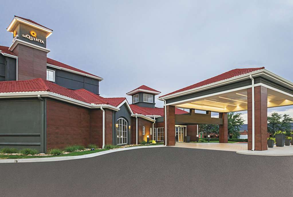 La Quinta Inn & Suites by Wyndham Fort Worth City View - photo 3