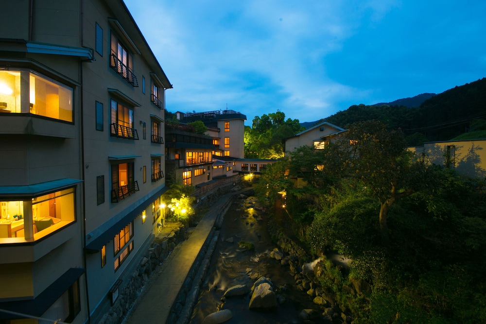 Nansuikaku — 4-Star Luxury Hotel in Miyawaka, Japan