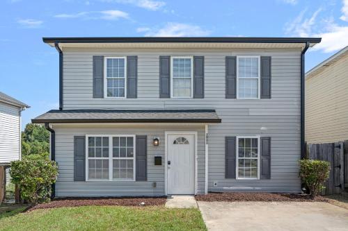 Cozy 4BR Home Near Uptown King Bed Jacuzzi — 4-Star Luxury Hotel in Charlotte, United States