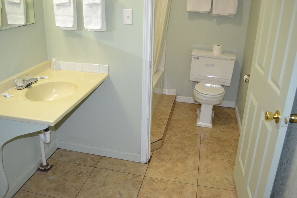 Lake Country Motel - photo 17