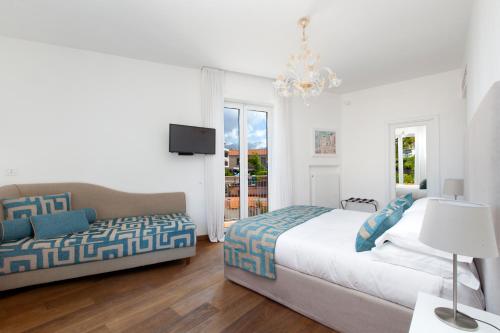 SorrentoVibes Luxury Home Sea View & Jacuzzi in Sorrento centre — 4-Star Luxury Hotel in Sorrento, Italy