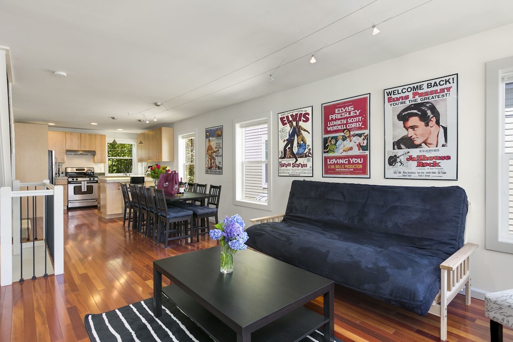 Seattle Vacation Home: The Library — 4-Star Luxury Hotel in Seattle, United States