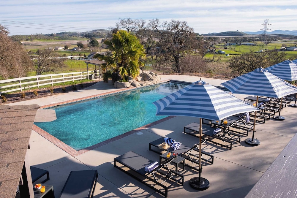 Cathedral by Avantstay Charming Secluded Estate w Sauna Pool Table & Views of the Rolling Hills - photo 47