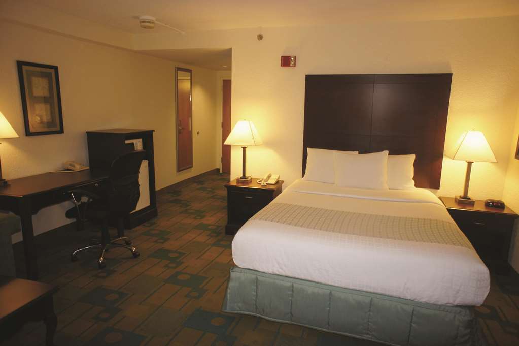 La Quinta Inn & Suites by Wyndham Boston Somerville - photo 15
