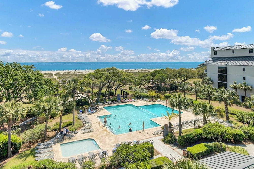 423 C Shipwatch by Avantstay Ocean Views Community Pool Close to Beach — 4-Star Luxury Hotel in Isle Of Palms, United States