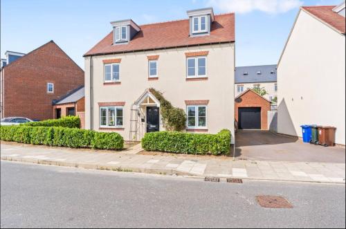 Luxury 5 bed house with Hot Tub nr Bicester Village — 4-Star Luxury Hotel in Bicester, United Kingdom