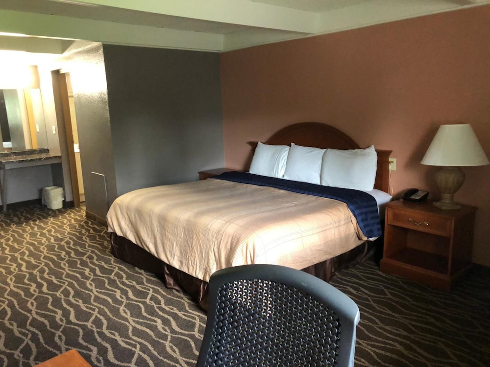 Economy Inn North Randall - photo 16