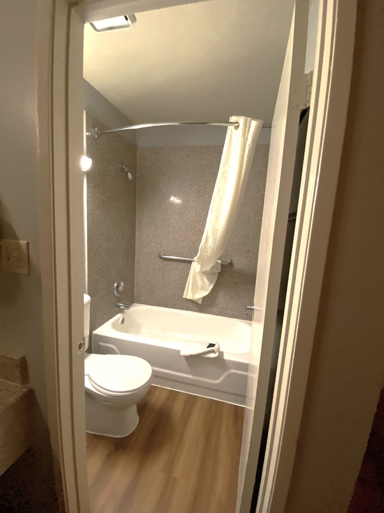 Travelodge by Wyndham San Antonio Lackland AFB North - photo 10
