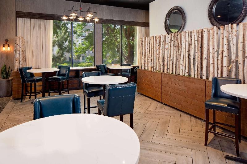 Hotel Zessa Orange County Airport a DoubleTree by Hilton - photo 108