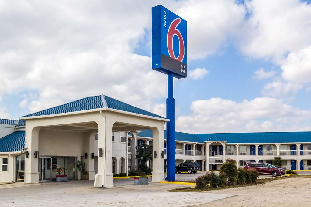 Motel 6 Seguin TX - featured photo