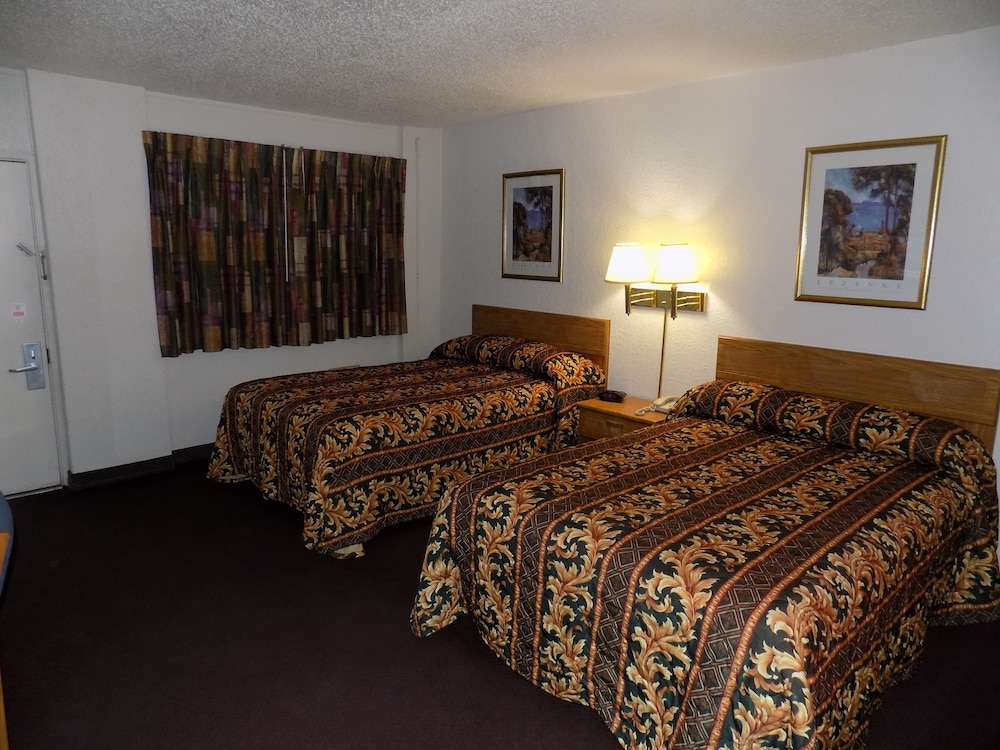 Topeka Plaza Inn - photo 19