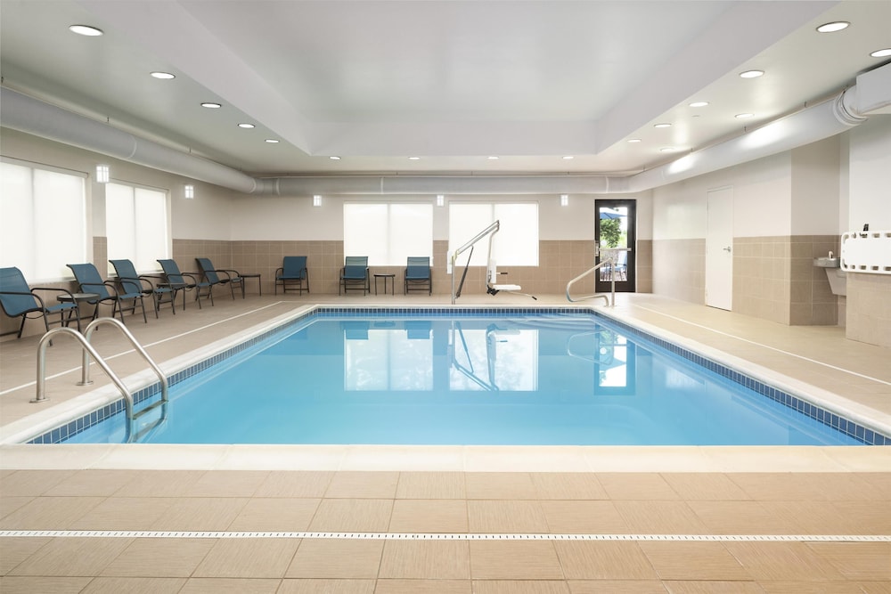 Hampton Inn Fairmont - photo 15