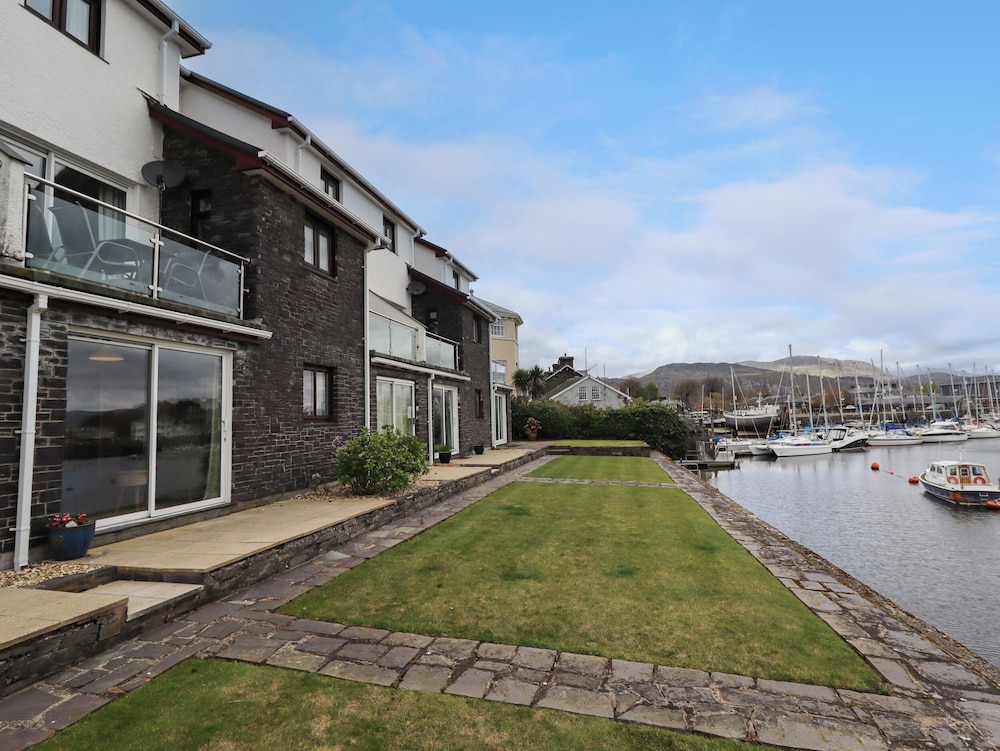 9 Oakley Wharf — 4-Star Luxury Hotel in Porthmadog, United Kingdom