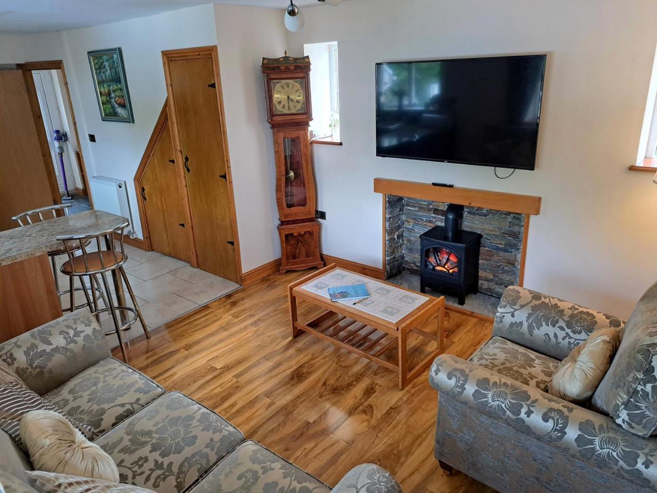 Rose Cottage Trecynon Traditional 2 bed cottage Zip World Beacons Bike — 4-Star Luxury Hotel in Aberdare, United Kingdom
