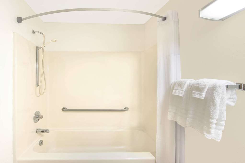 Days Inn by Wyndham Kingdom City - photo 4