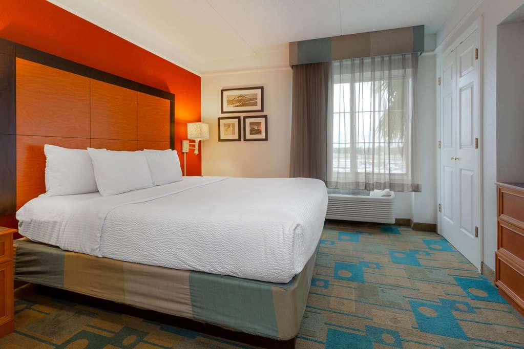 La Quinta Inn & Suites by Wyndham Lakeland West - photo 20