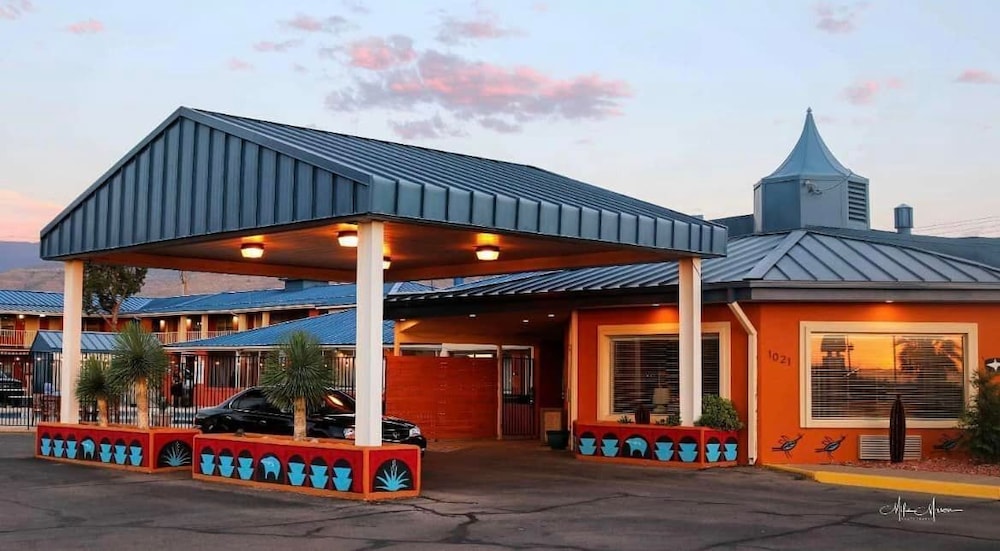 The Classic Desert Aire Hotel - photo 2