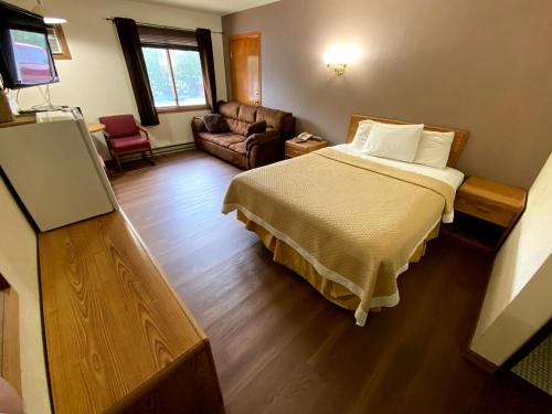 Woodlands Inn & Suites - photo 6