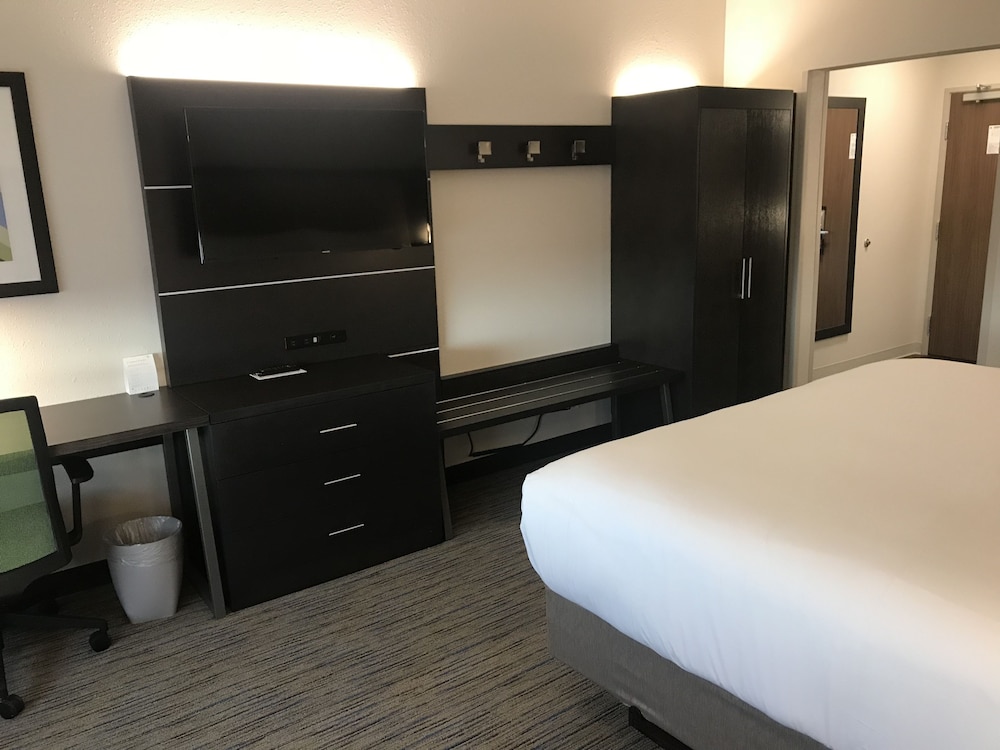 Holiday Inn Express & Suites Summerville by IHG - photo 23