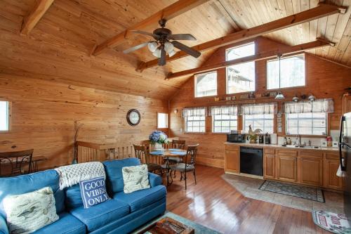 Lovers Paradise Hot Tub Grill Fireplace — 4-Star Luxury Hotel in Sevierville, United States