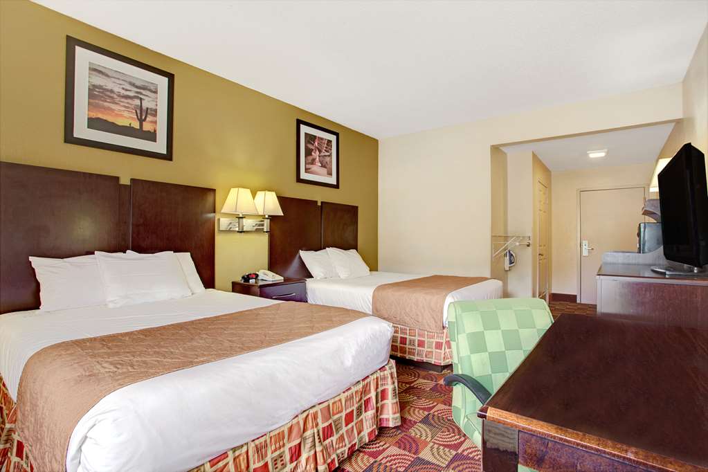 Days Inn & Suites by Wyndham Ridgeland - photo 8