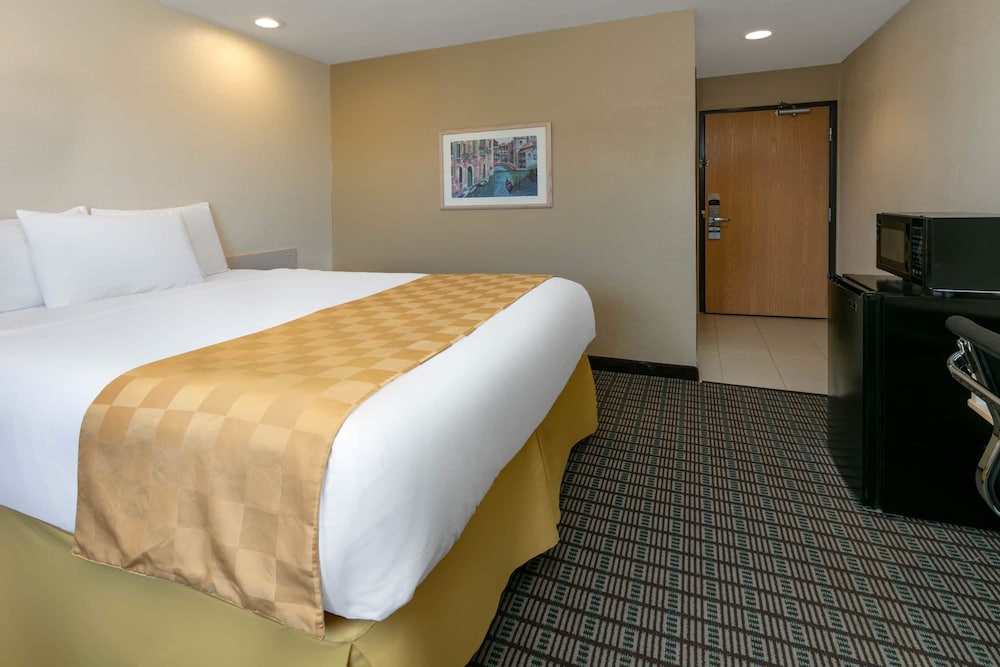 Travelodge by Wyndham Arlington Dallas Area - photo 11
