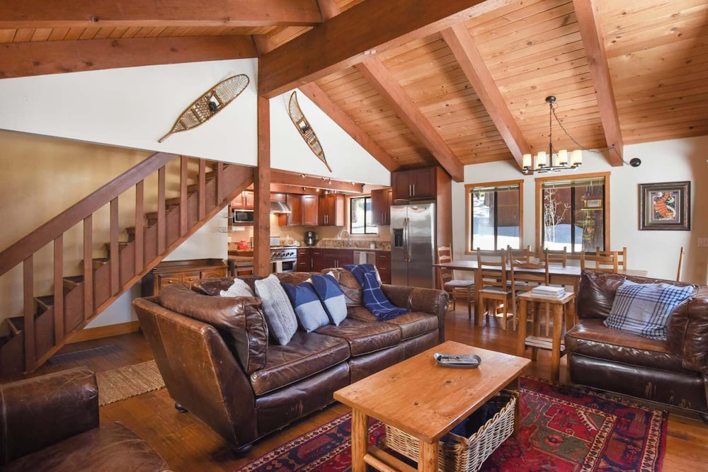 Northstar Treehouse Chic 4BR House Forest View — 4-Star Luxury Hotel in Truckee, United States