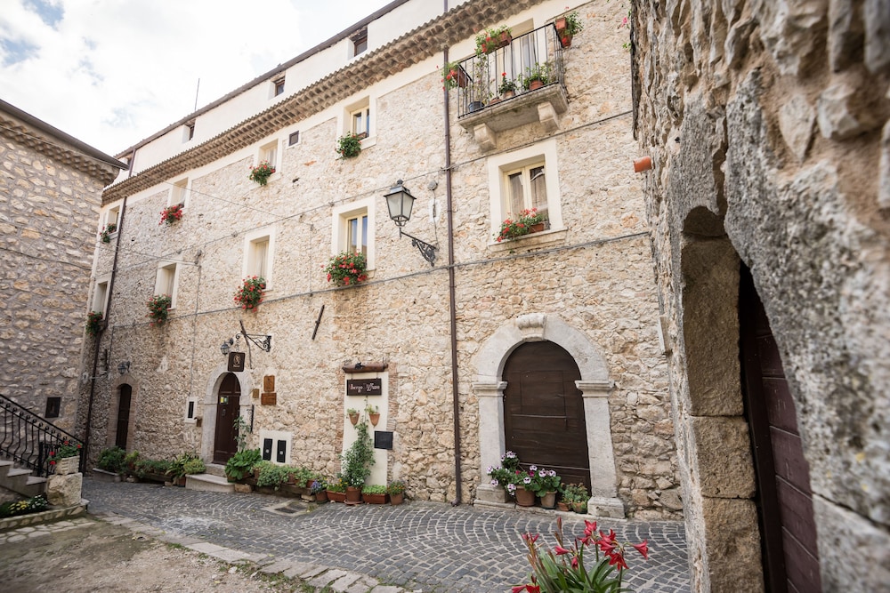 Nena' al Borgo Castello — 4-Star Luxury Hotel in Pico, Italy