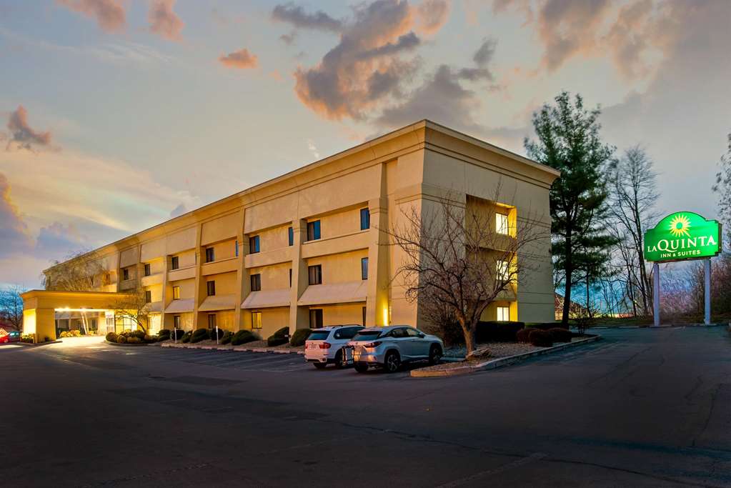 La Quinta Inn & Suites by Wyndham Harrisburg Airport Hershey - photo 2