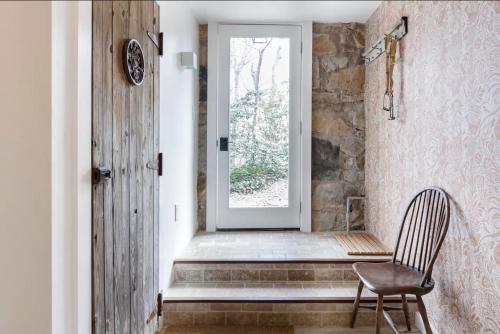 The Forest Door Studio Suite in Stone Cottage — 4-Star Luxury Hotel in Tryon, United States
