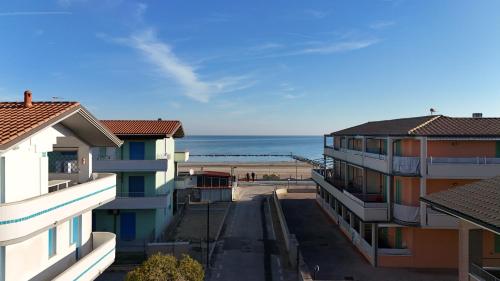 Fano trilocale con terrazzino a 30mt dal mare F006 — 4-Star Luxury Hotel in Fano, Italy