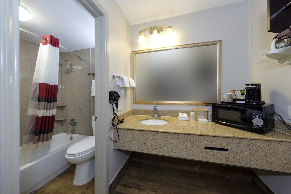 Red Roof Inn Arlington Entertainment District - photo 34