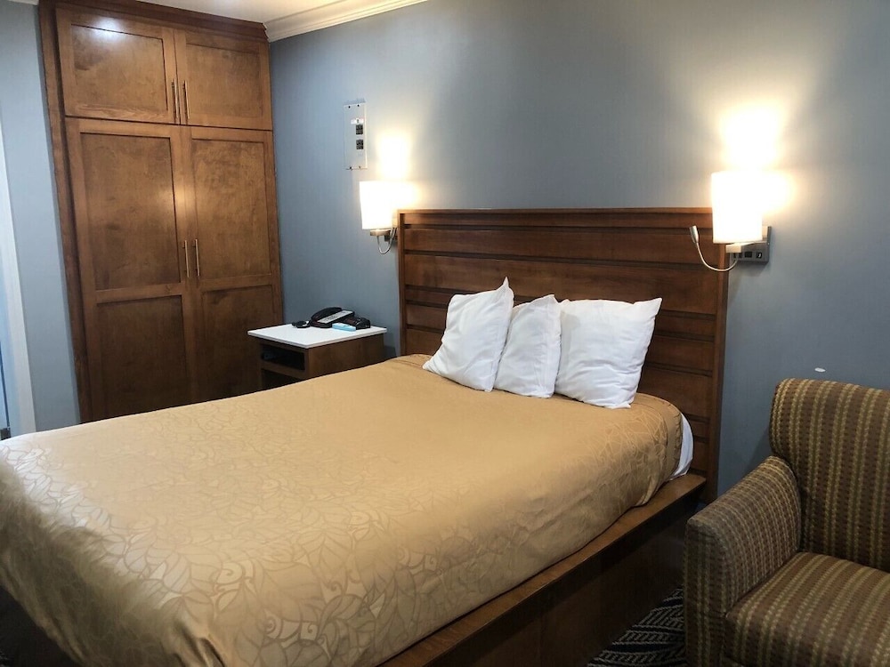 Redondo Inn and Suites - photo 8