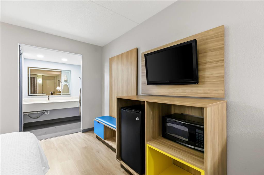 Days Inn by Wyndham Salina South - photo 36
