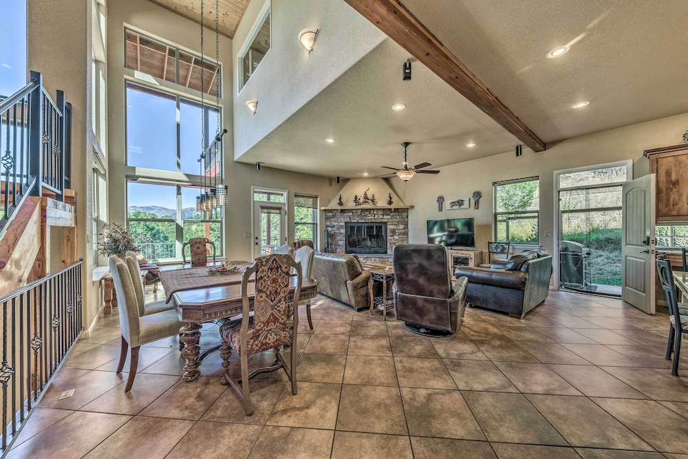 Scenic Ruidoso Home with Large Deck and Hot Tub — 4-Star Luxury Hotel in Ruidoso, United States
