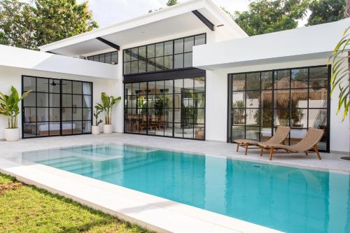 The Young Villas Uluwatu — 4-Star Luxury Hotel in Pecatu, Indonesia