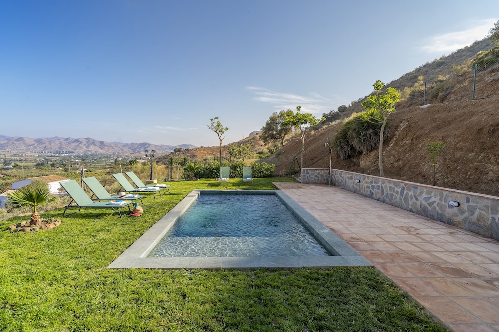 Paredones 3 Villa Rural Caminito del Rey — 4-Star Luxury Hotel in Alora, Spain