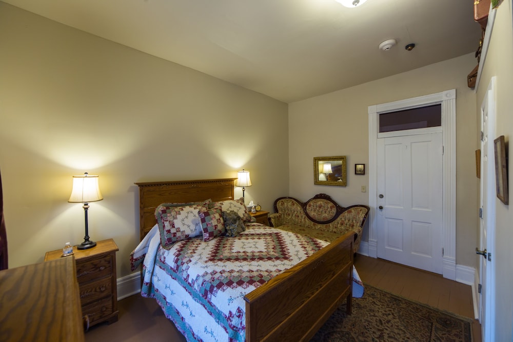 Grand Victorian Inn - photo 6