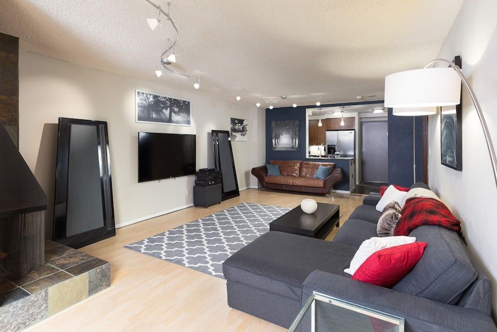 Open Modern Layout Breathtaking Downtown Views - photo 19