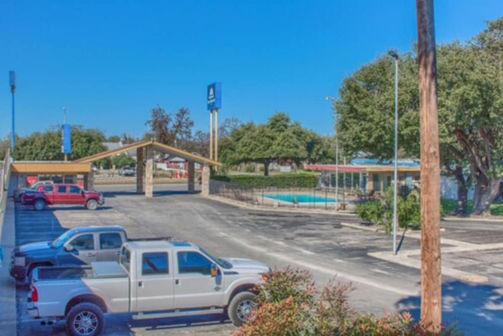 Americas Best Value Inn Uvalde - photo 22