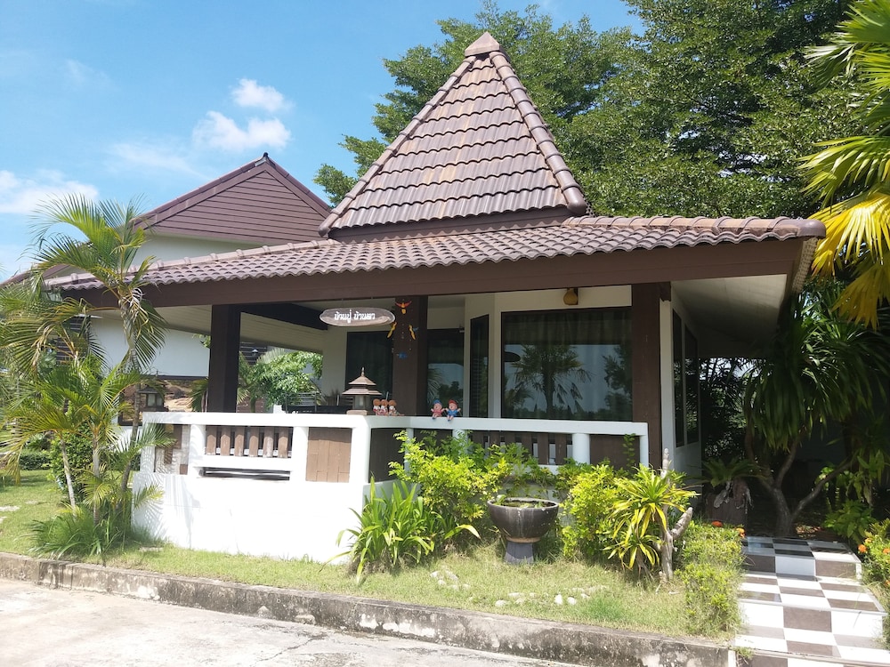 Chortip Resort - carbon neutral hotel in Pak Phli
