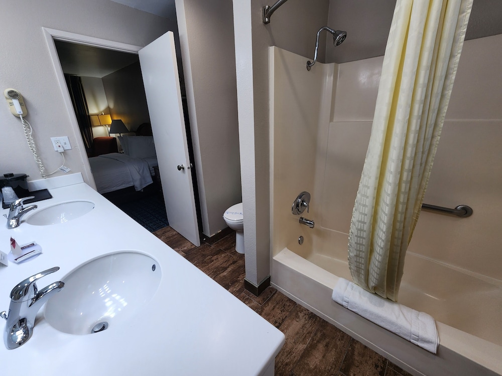 Ramada Bayside Inn & Suites Eureka - photo 15