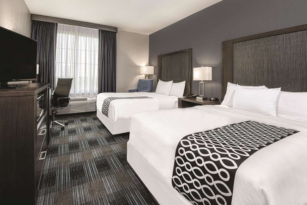 La Quinta Inn & Suites by Wyndham Victoria South - photo 13