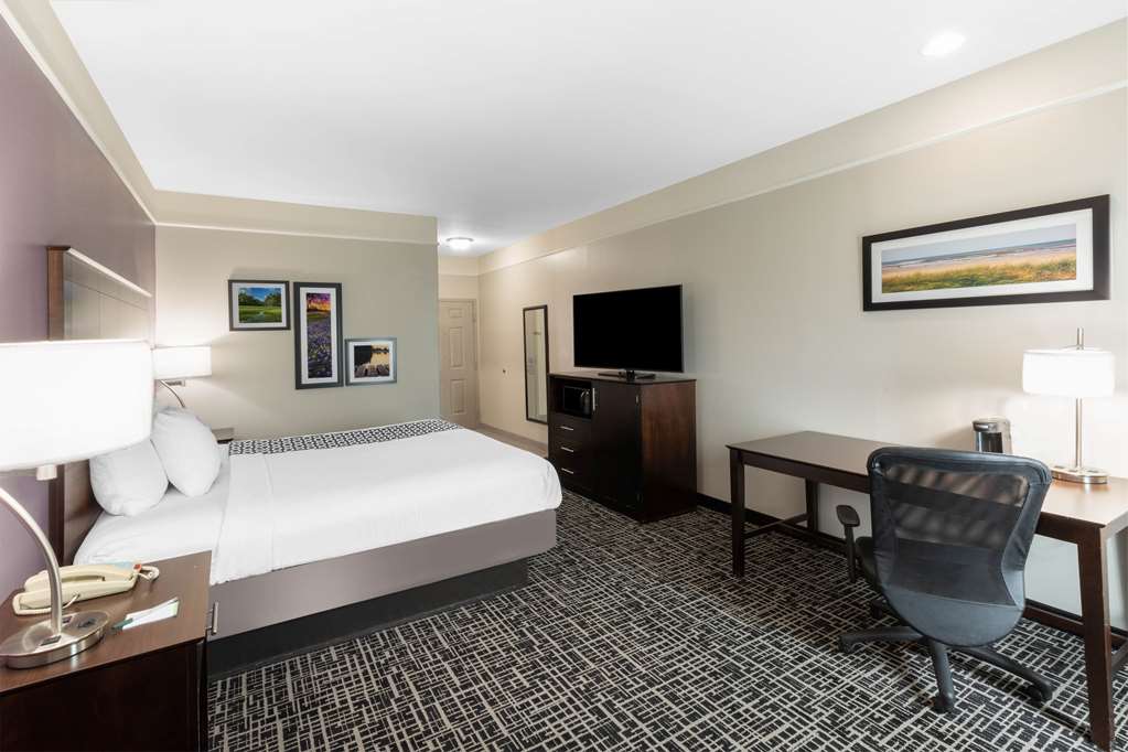 La Quinta Inn & Suites by Wyndham Port Lavaca - photo 19
