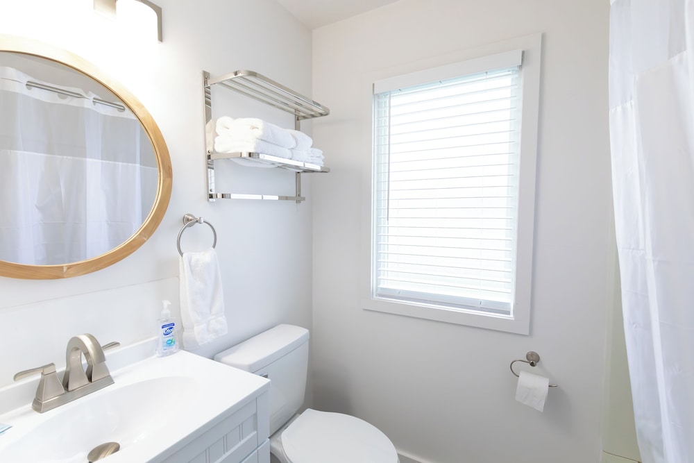 Anchor Bay Inn and Suites - photo 45